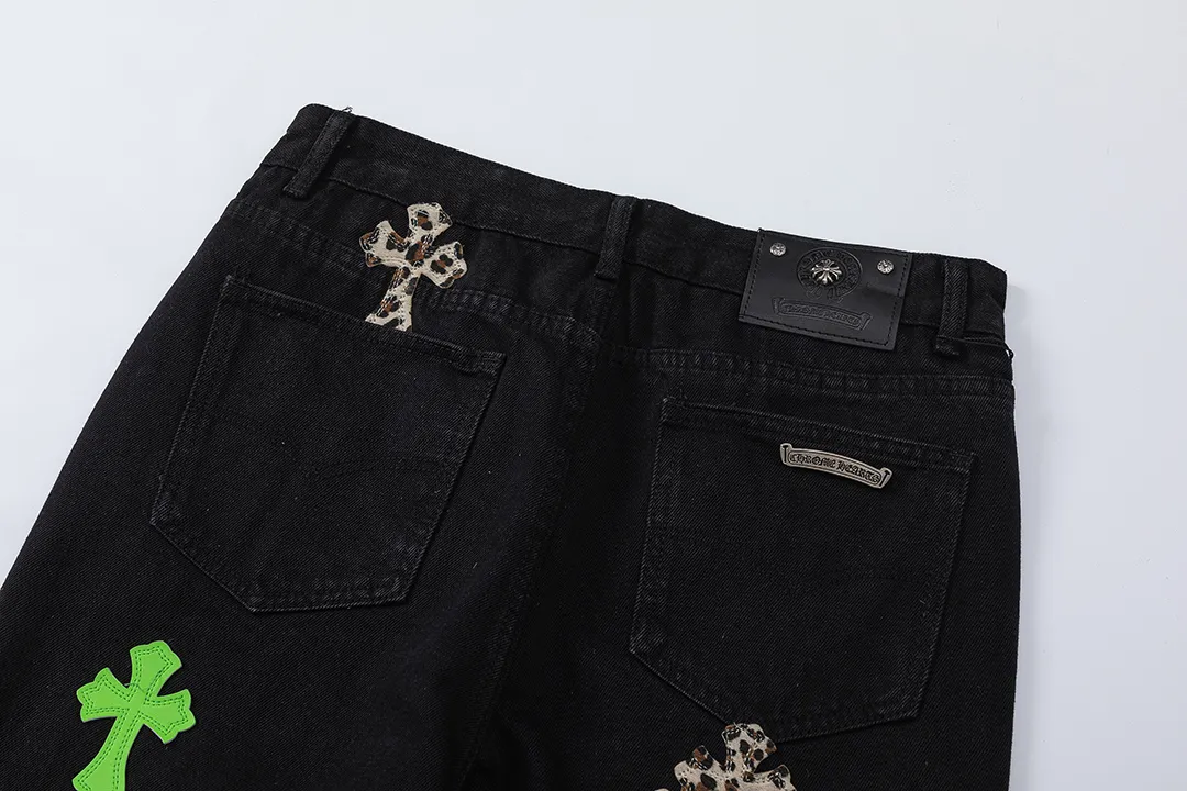 KE923#P230 The only correct leather label version on the market Chrome Hearts CH Cross embroidery distressed jeans Top ceiling quality 100% correct version The correct version is here!  Believe me this must be the best quality you will ever come across! ! Excellent value for money! !  Styles with different washes and textures are very friendly to people with thin legs and thick legs. The straight version is very flattering to the shape of the legs. The moderate length is timeless and easy to match. It is the basis of various styles and a must-have in the wardrobe! ! Add a little stacking to easily control the clean fit trend that has exploded this year. The fabric is stiff but also makes the upper body soft without losing texture. The sides and cuffs of some styles have a bone-wash effect. The vintage flavor pops up all at once. It’s really hard not to love it! ✅Correctly customize the Croxin metal leather label on the back panel. It is not sold directly with the cross on the finished jeans. 1:1 copying strives for excellence and the details are perfectly grasped. ✅The cross leather label is clear and smooth. Exquisite turning top craftsmanship. ✅Buttons, zippers and hardware are all customized versions of the Croxin LOGO. ✅High-cost washing process. Size: 28 30 32 34 36 (5 sizes)